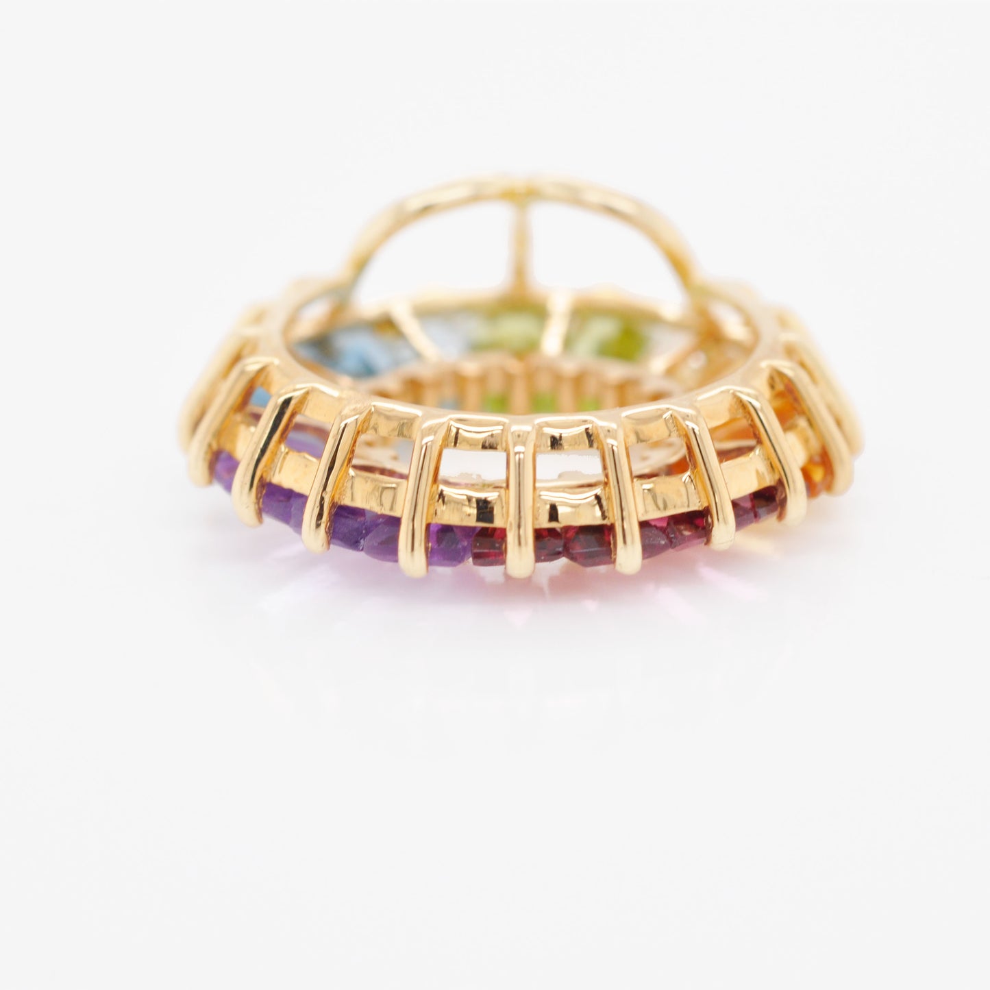 Collier à pendentif cercle de pierres précieuses arc-en-ciel serties sur griffes en or 18 carats