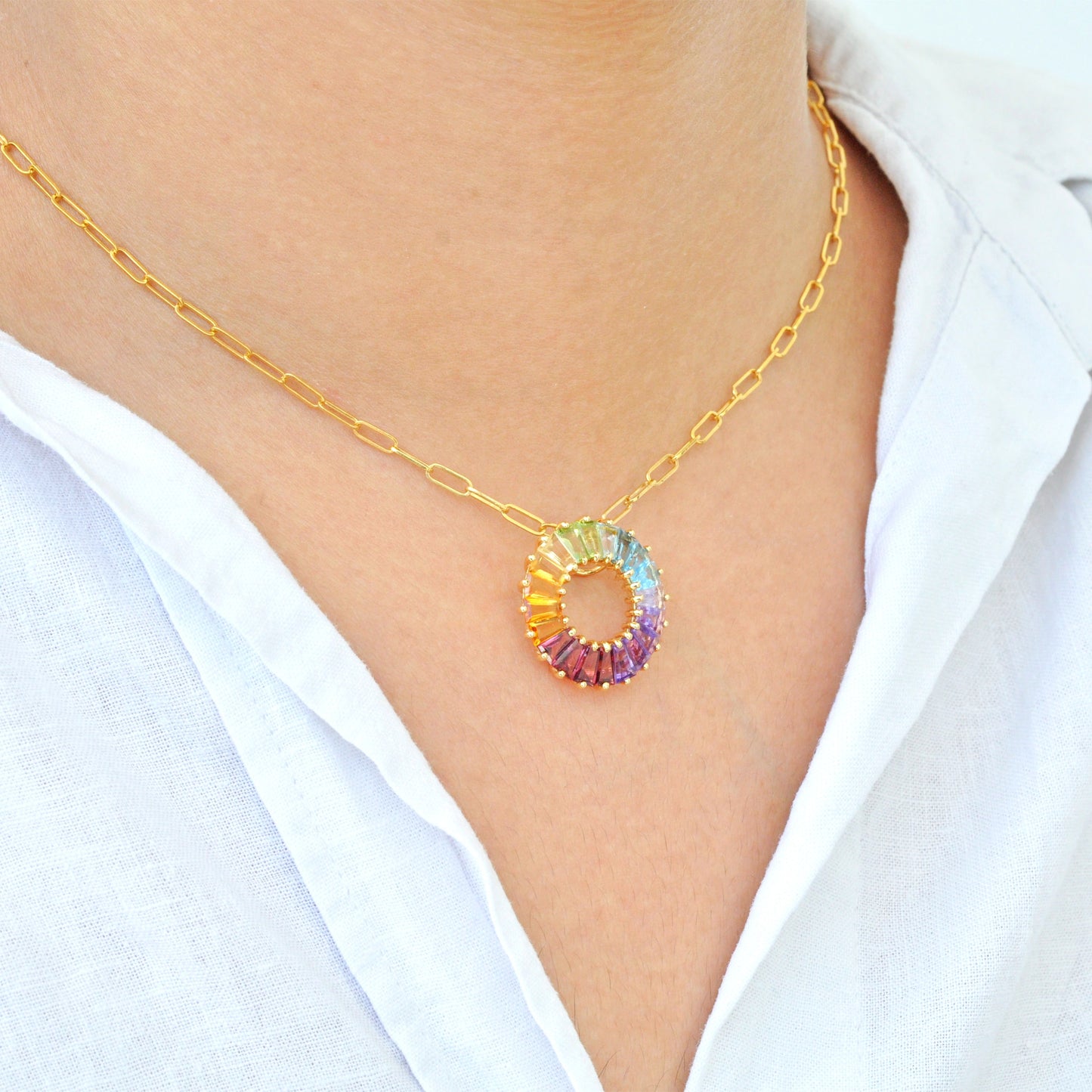 Collier à pendentif cercle de pierres précieuses arc-en-ciel serties sur griffes en or 18 carats