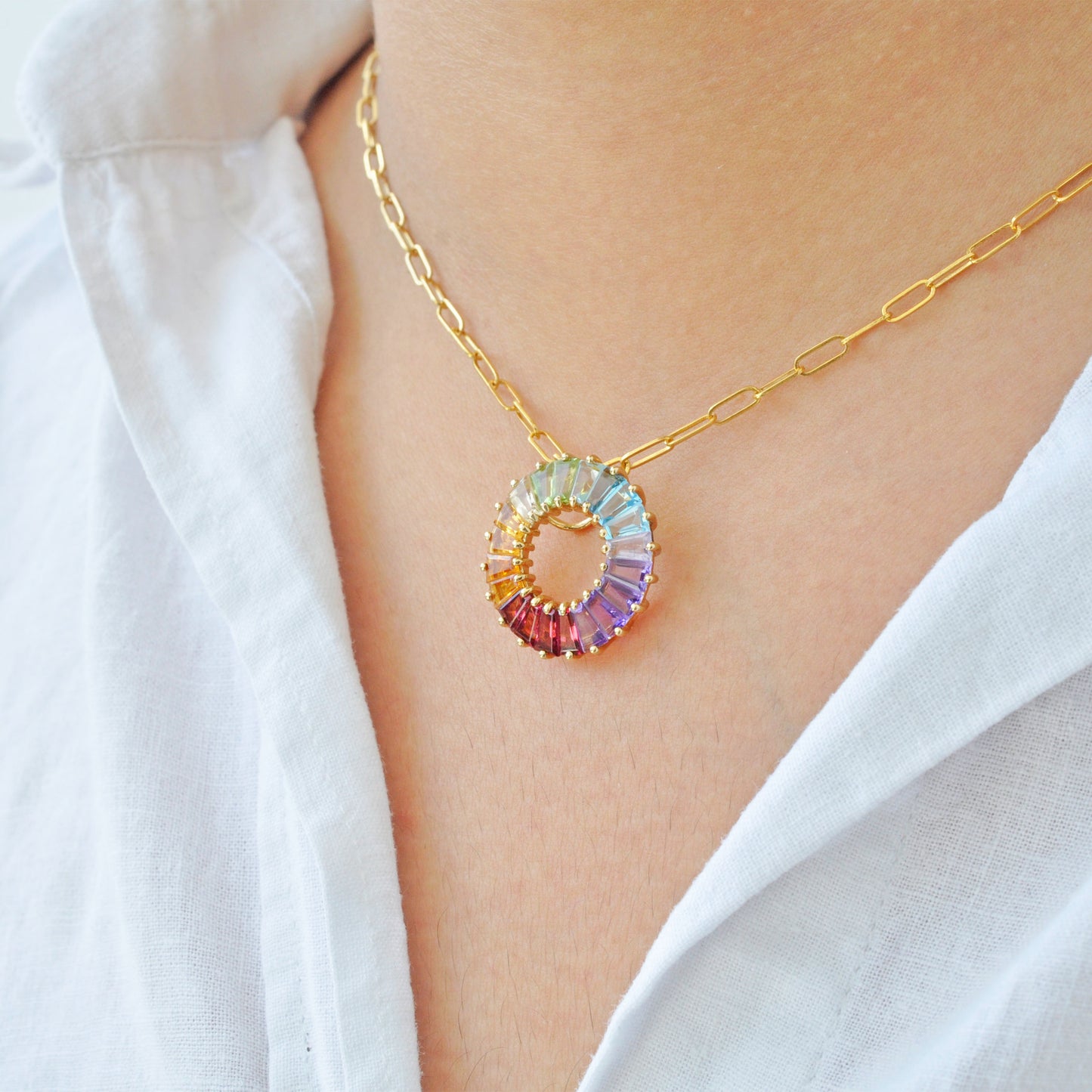 Collier à pendentif cercle de pierres précieuses arc-en-ciel serties sur griffes en or 18 carats