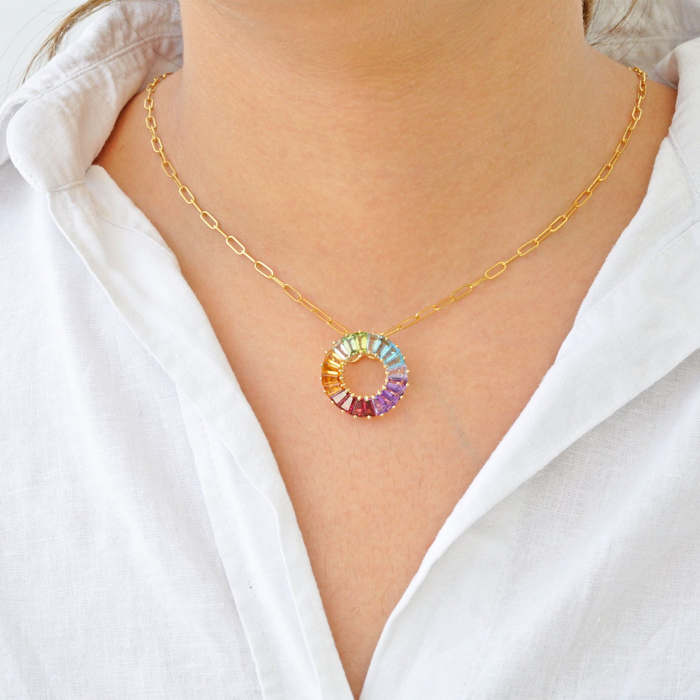 Collier à pendentif cercle de pierres précieuses arc-en-ciel serties sur griffes en or 18 carats