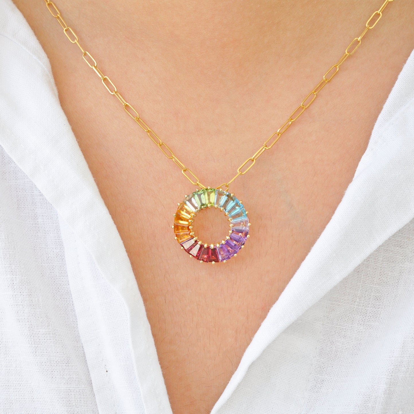 Collier à pendentif cercle de pierres précieuses arc-en-ciel serties sur griffes en or 18 carats