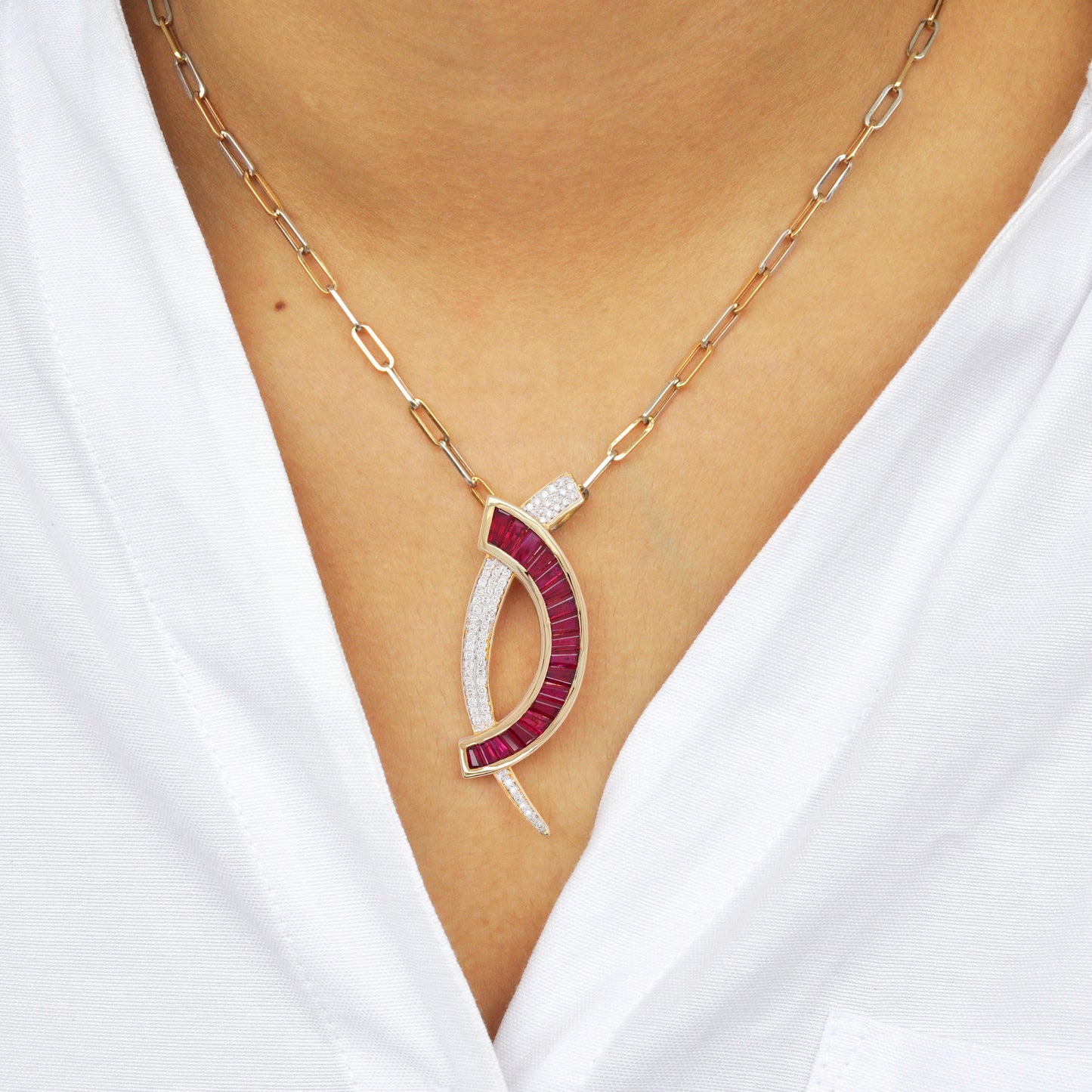 Brosche mit Rubin-Diamant-Anhänger aus 18-karätigem Gold mit „D“-Kanalfassung