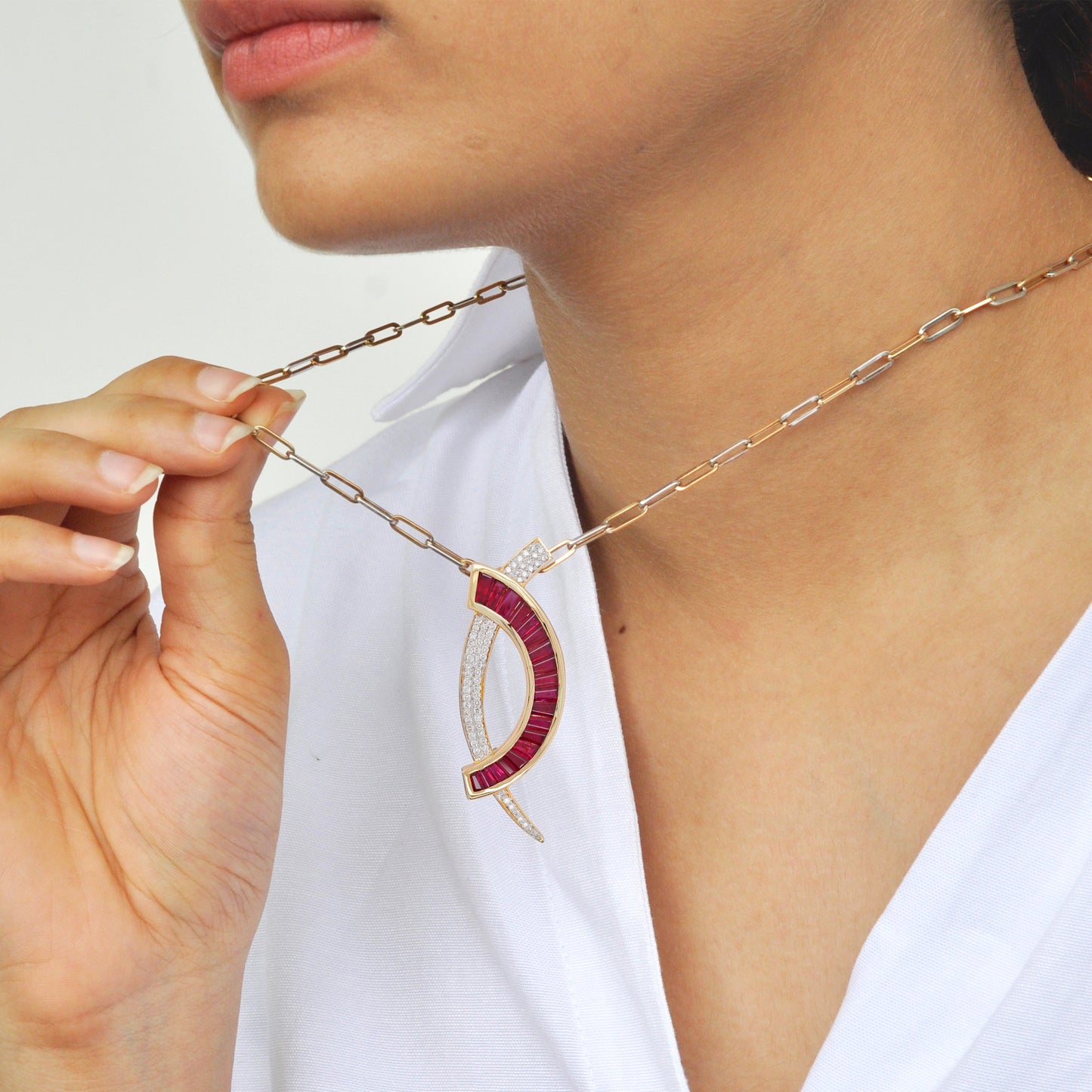 Brosche mit Rubin-Diamant-Anhänger aus 18-karätigem Gold mit „D“-Kanalfassung