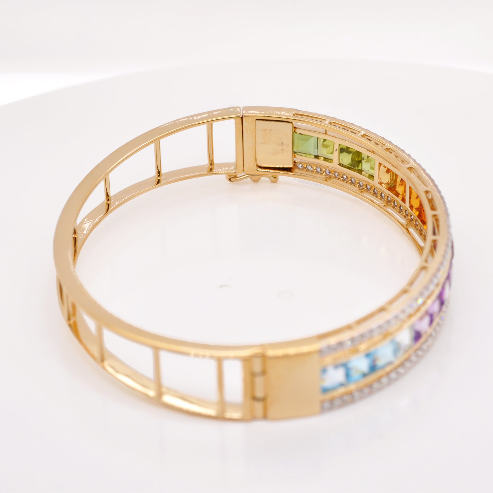 18k gold stiff bracelet