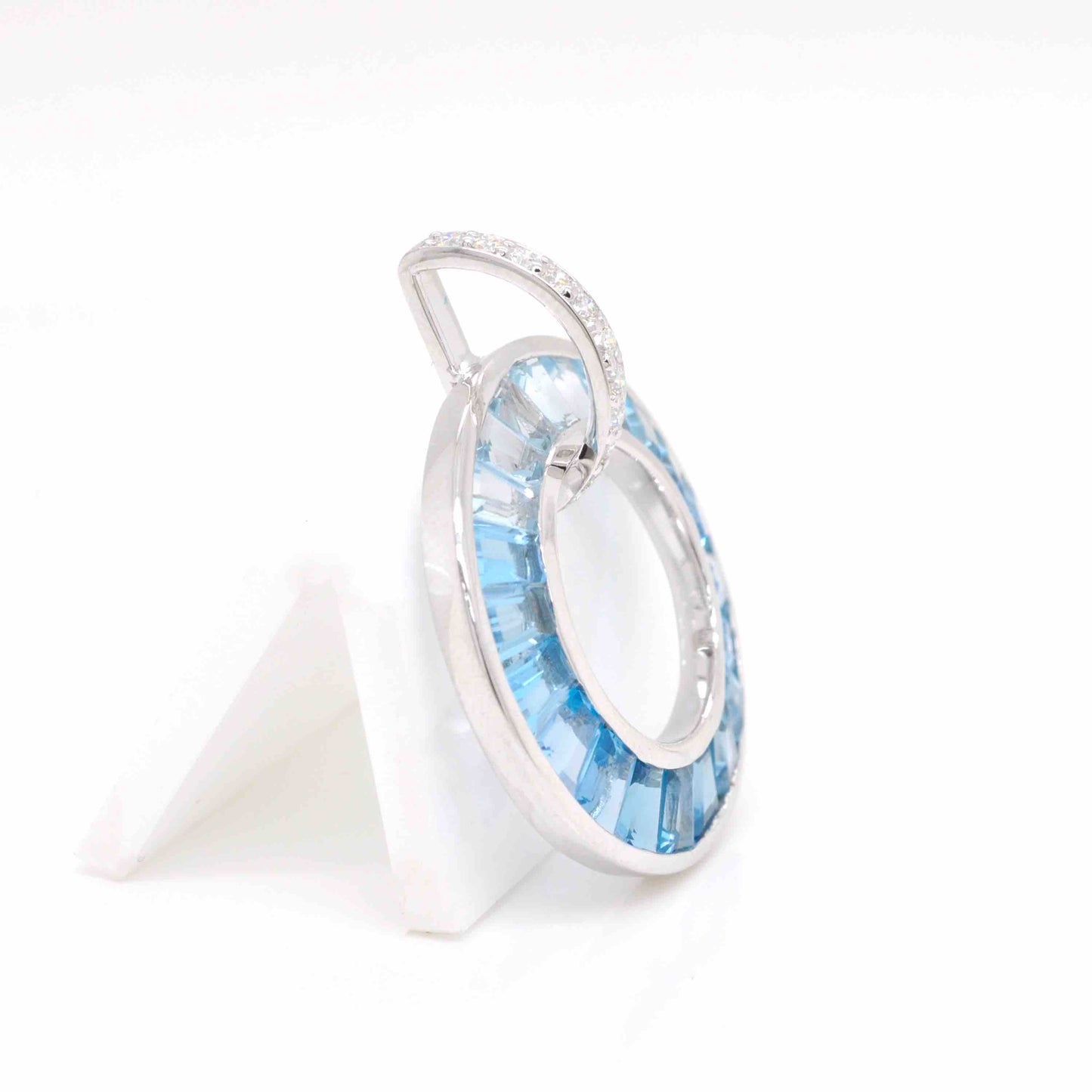 18K White Gold Blue Topaz Diamond Circle Pendant Necklace