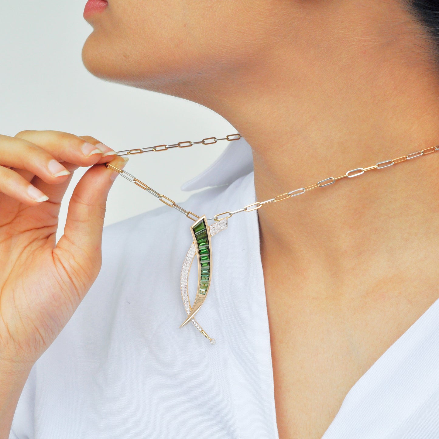 Brosche mit Anhänger aus 18-karätigem Gold mit grünem Turmalin und Baguette-Diamant