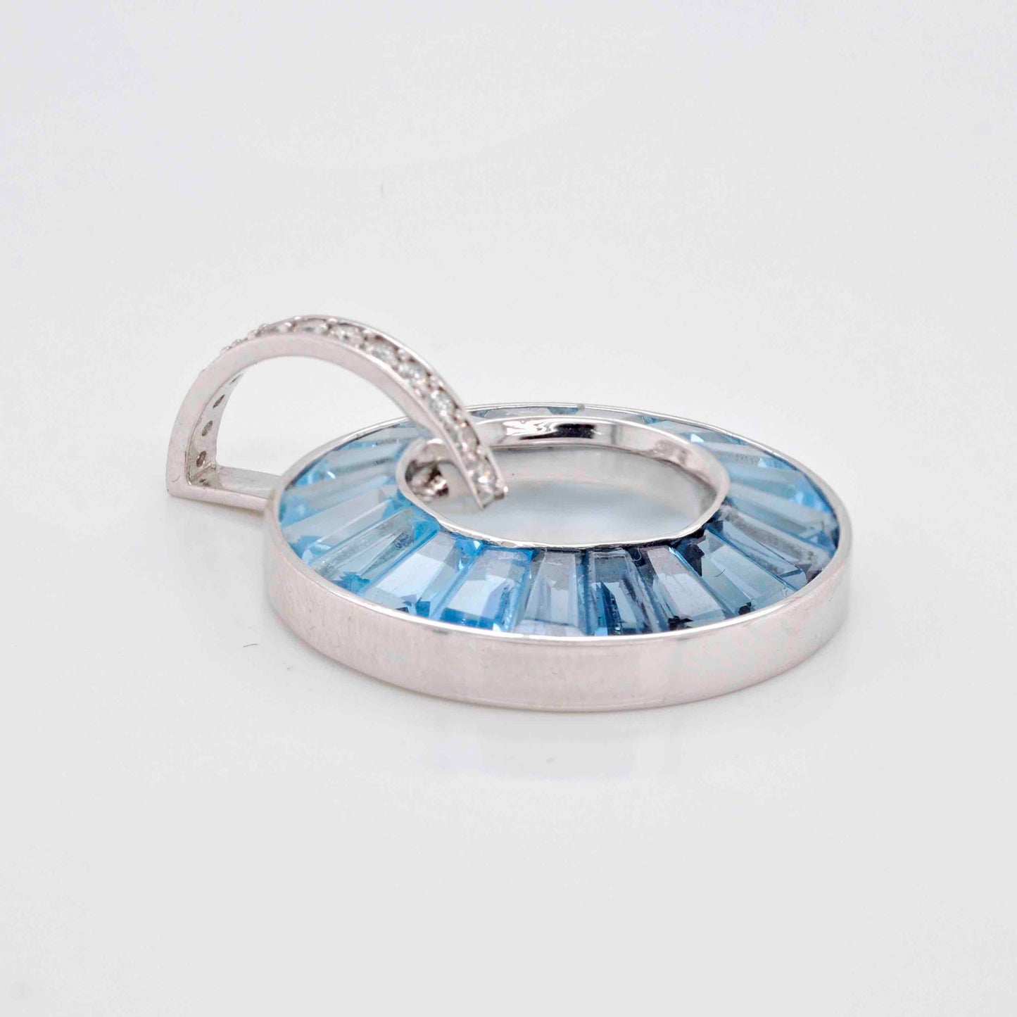 18K White Gold Blue Topaz Diamond Circle Set