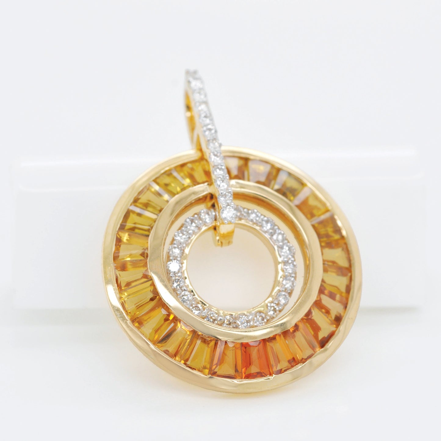 Pendentif cercle de diamants baguettes coniques en or 18 carats et saphir jaune