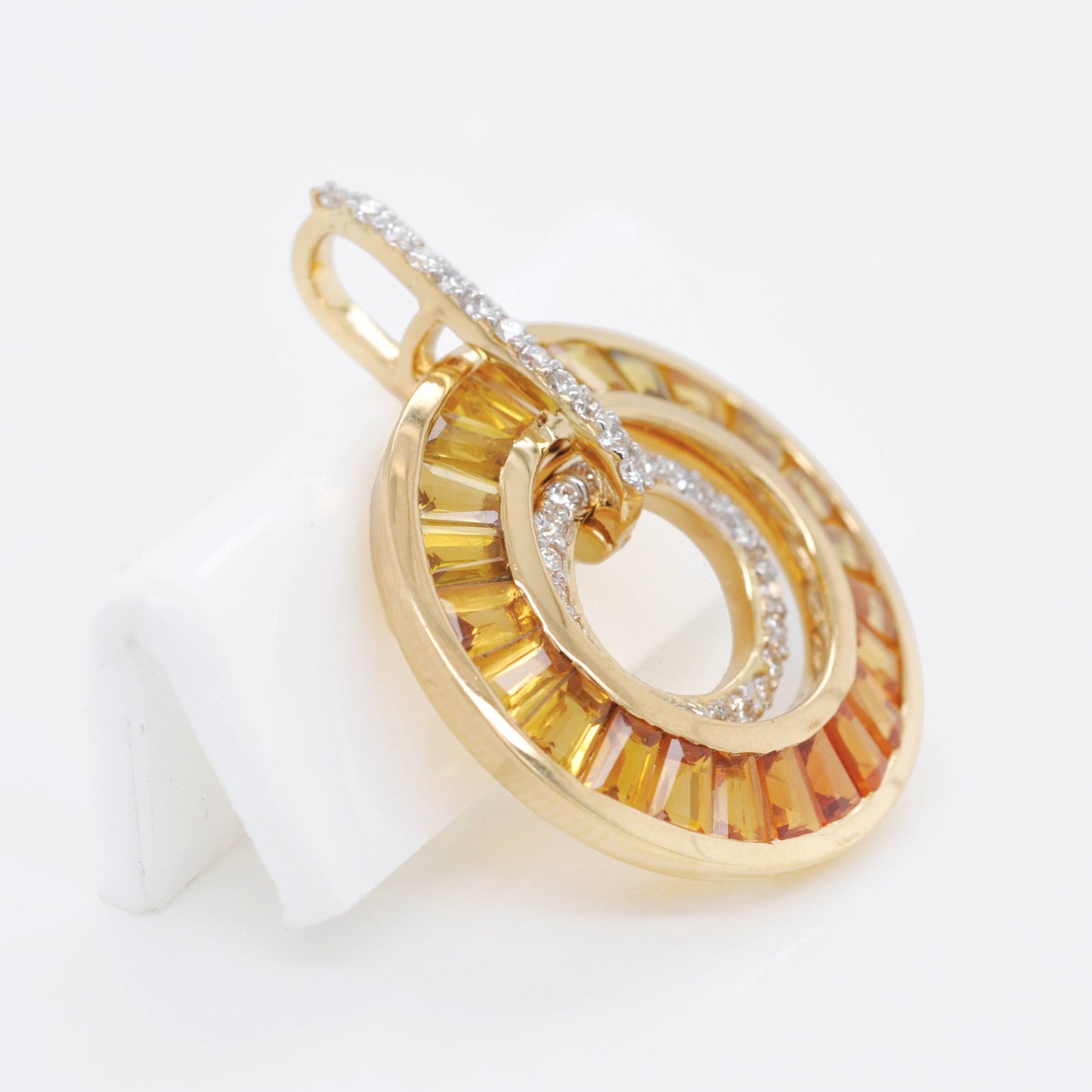Pendentif cercle de diamants baguettes coniques en or 18 carats et saphir jaune