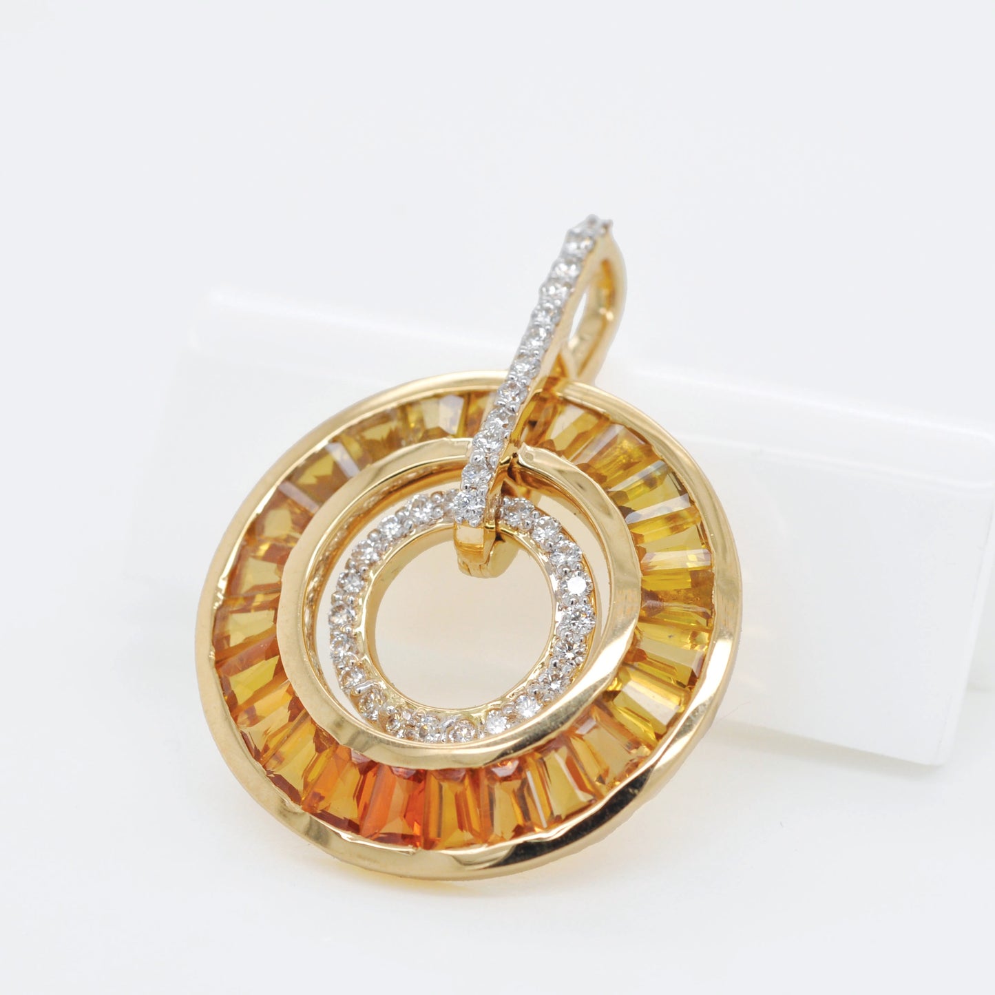 Pendentif cercle de diamants baguettes coniques en or 18 carats et saphir jaune