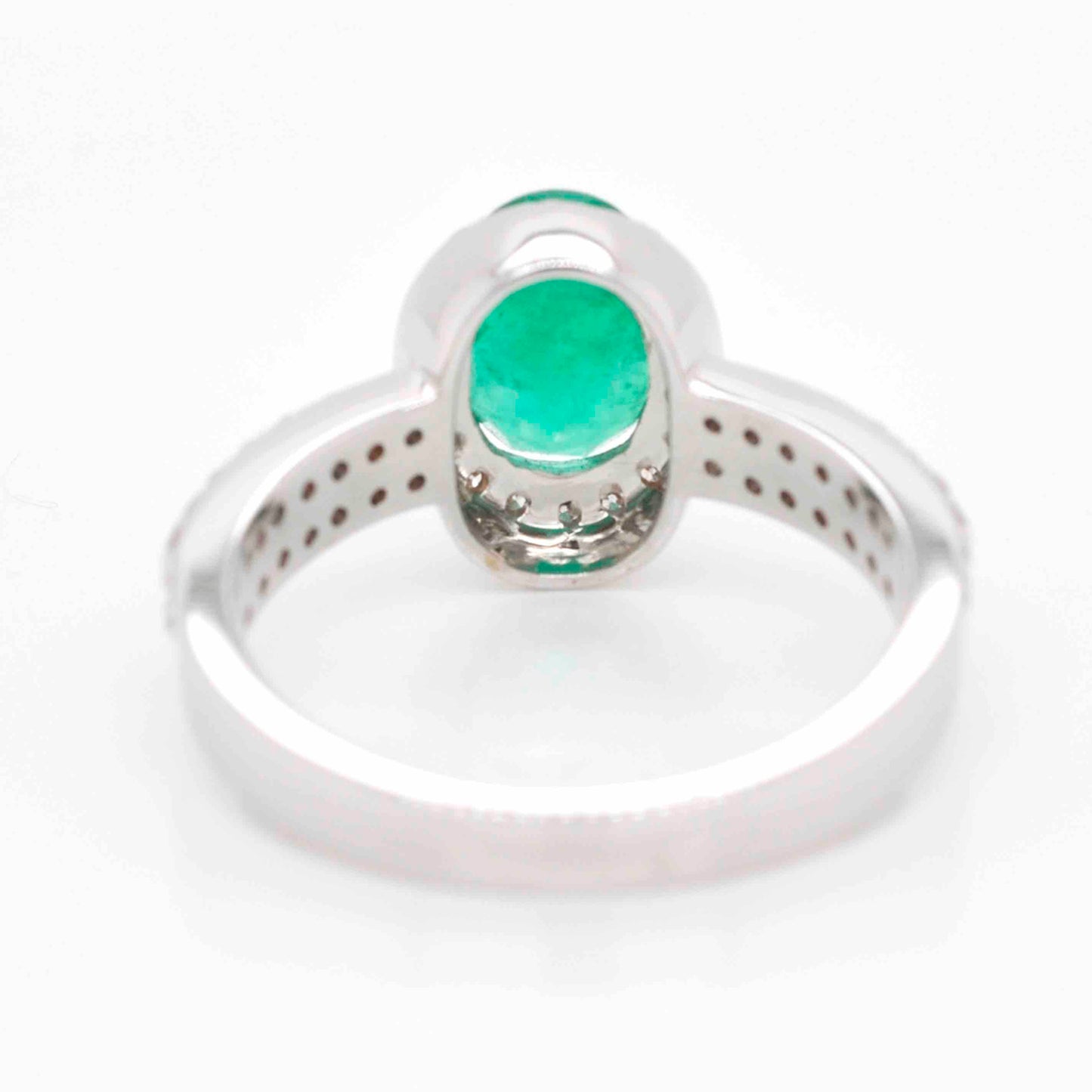 Sparkling Columbian Emerald  Diamond Ring with a vibrant green hue