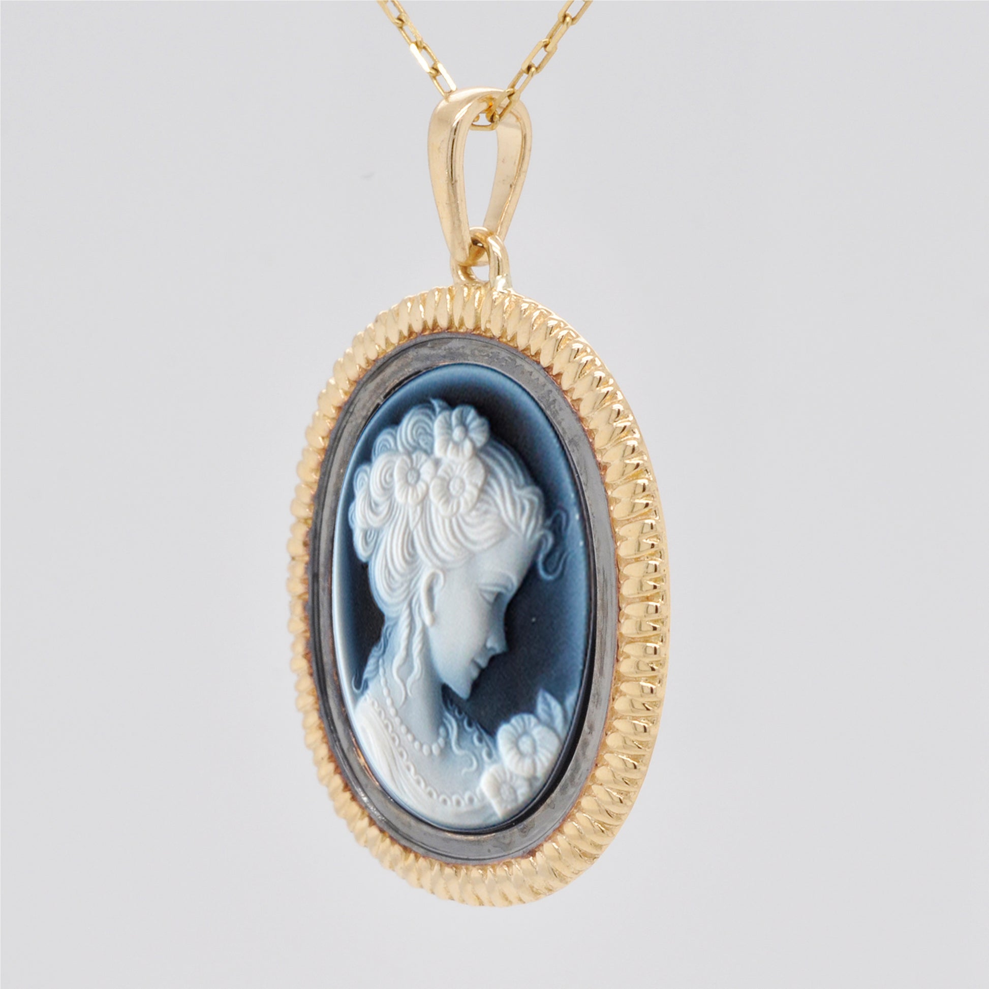 Lady cameo pendant