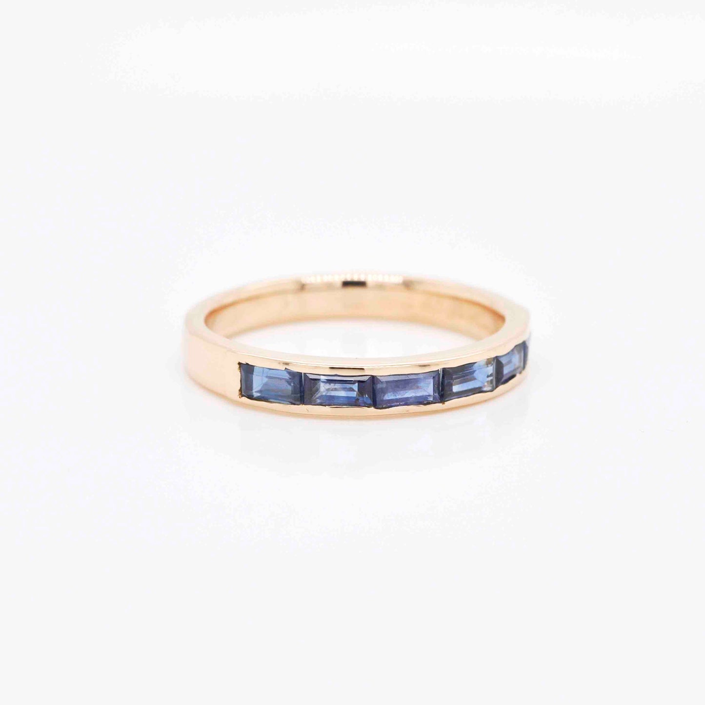 blue sapphire ring with gradient design