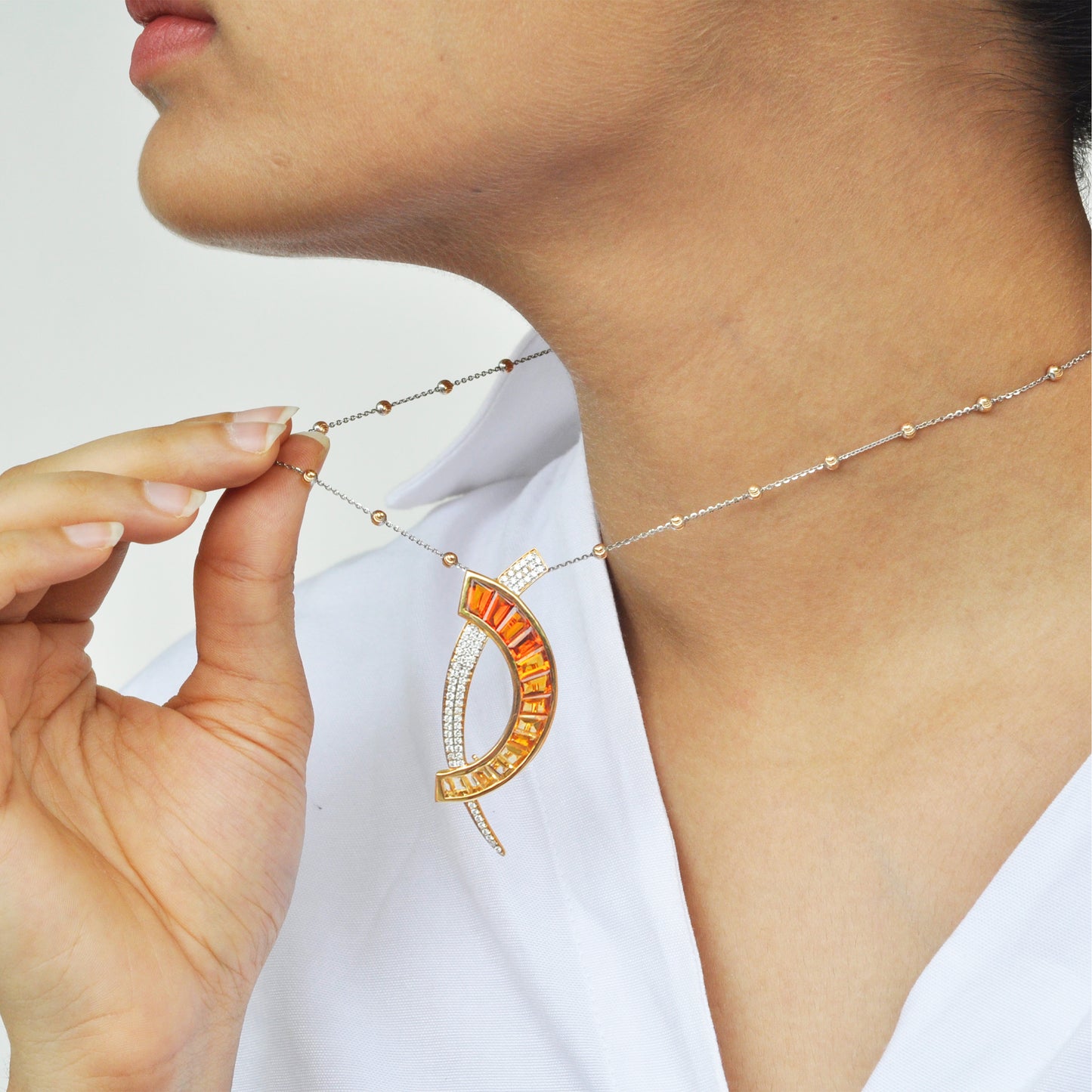 Brosche mit Citrin-Diamant-Anhänger aus 18-karätigem Gold mit „D“-Kanalfassung