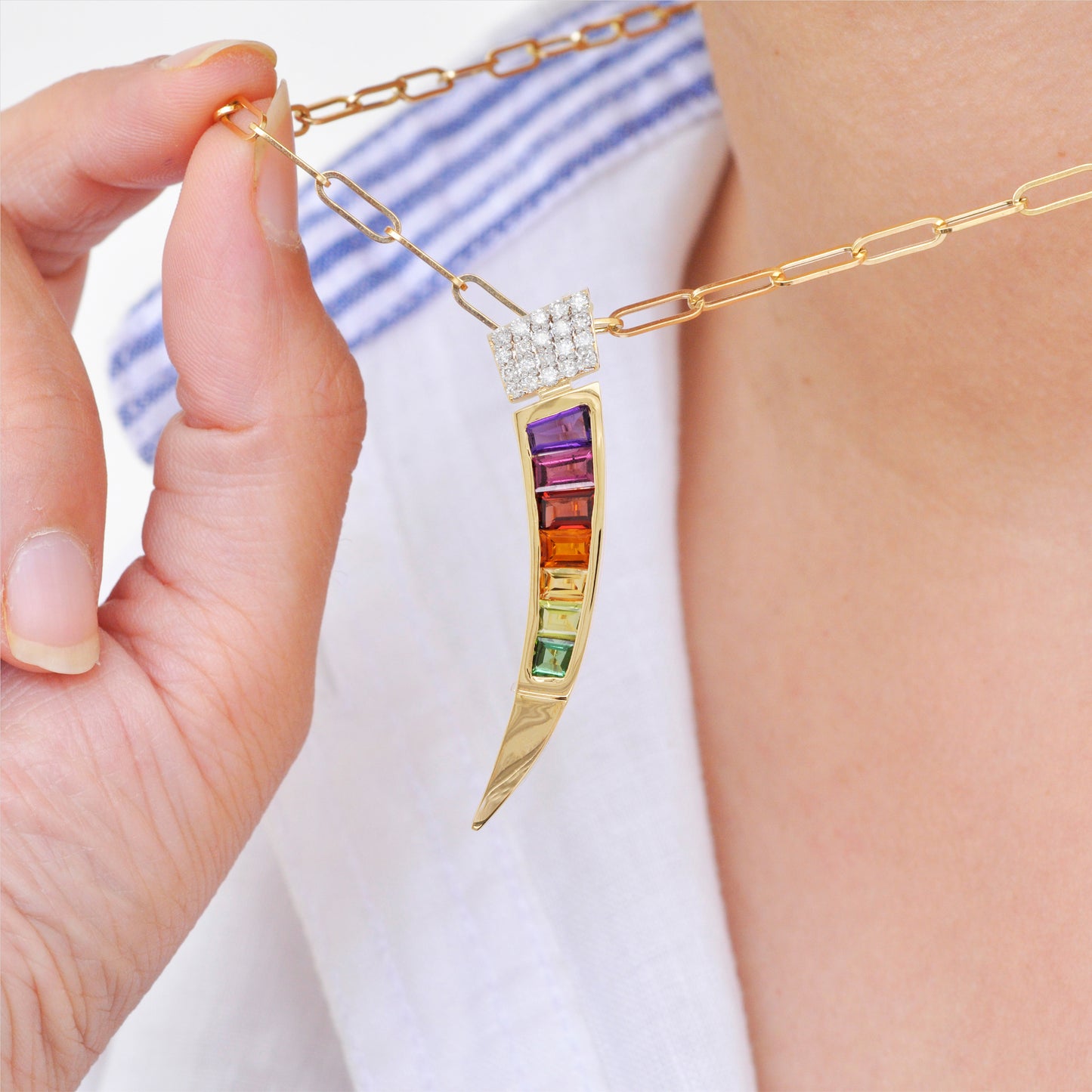 Brosche mit Regenbogenkurven-Diamantanhänger aus 18-karätigem Gold mit Kanalfassung