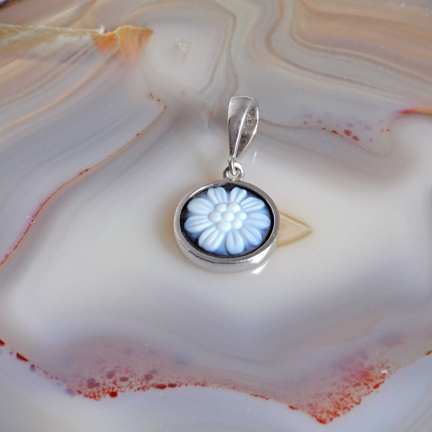 silver daisy necklace