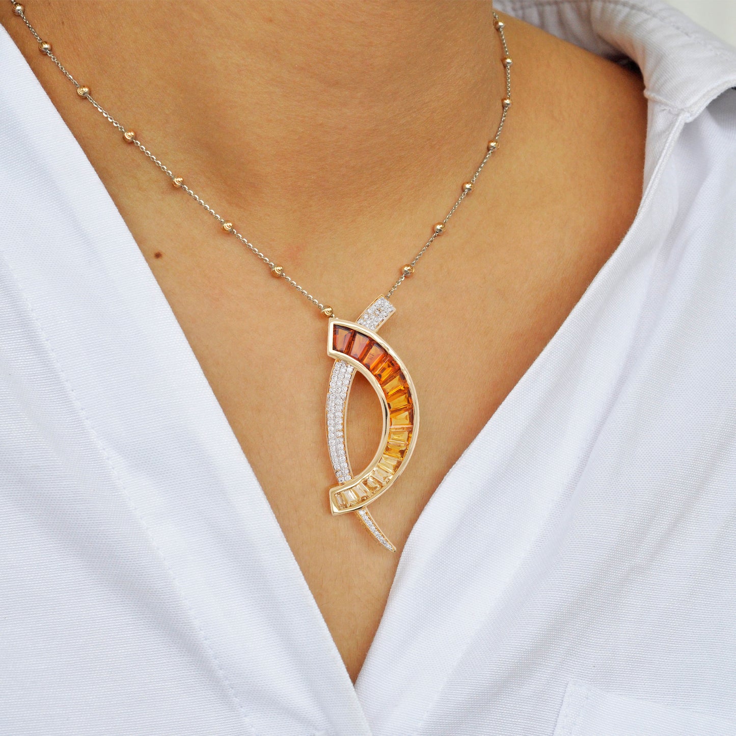 Brosche mit Citrin-Diamant-Anhänger aus 18-karätigem Gold mit „D“-Kanalfassung