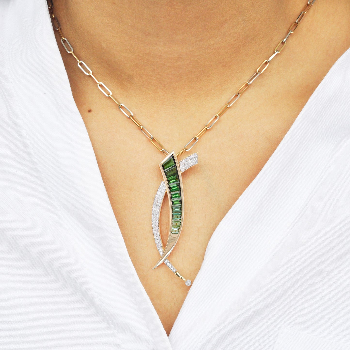 Broche pendentif diamant baguette tourmaline verte dégradée en or 18 carats