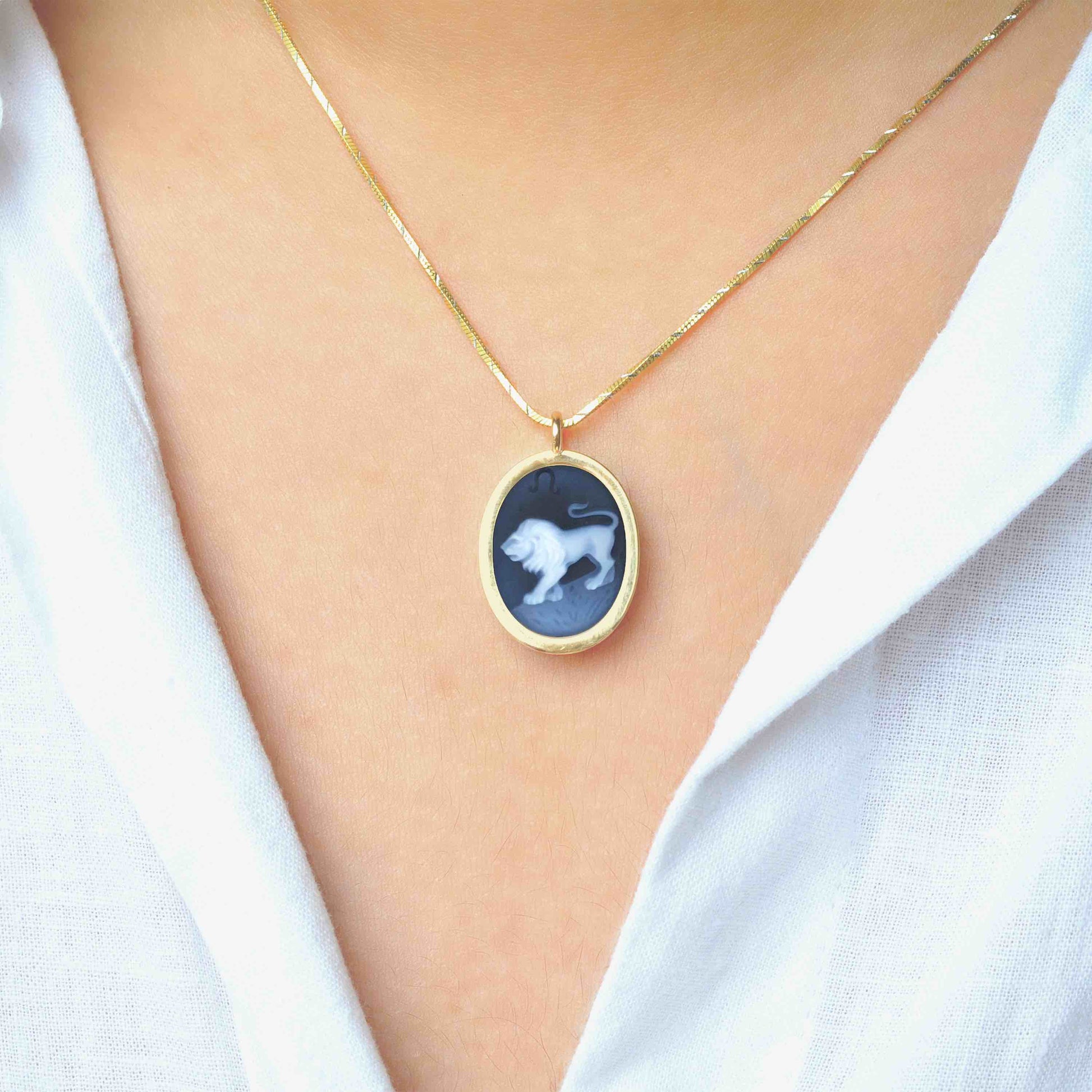 leo pendant gold