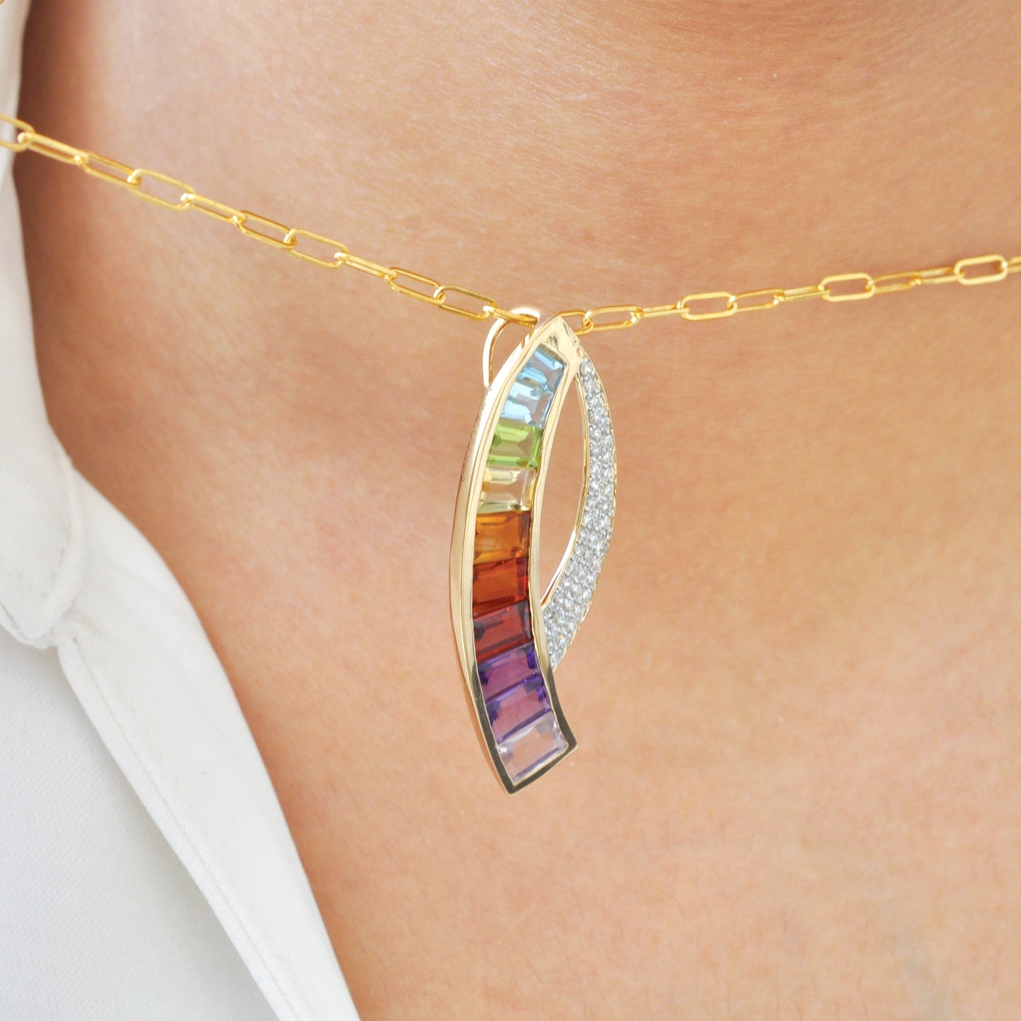 18K Gold Regenbogen-Baguette-Edelstein-Diamant-Schwert-Anhänger-Brosche
