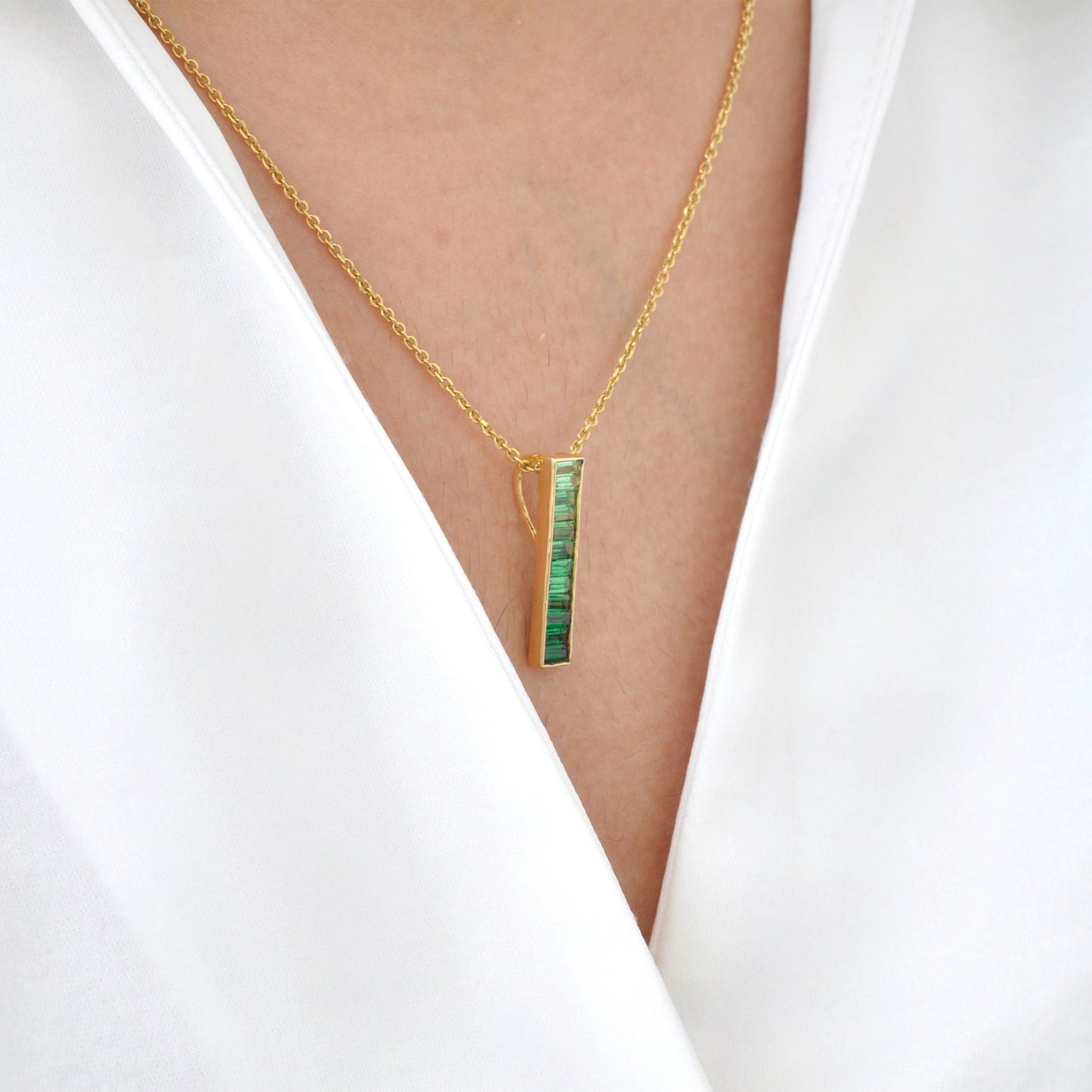 Pendentif barre baguette en tsavorite en or 18 carats