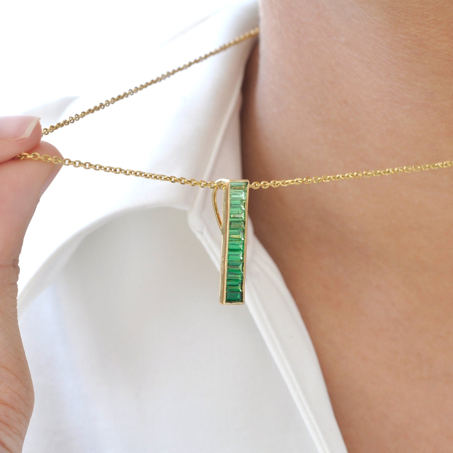 Pendentif barre baguette en tsavorite en or 18 carats