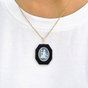 Agate onyx pendant suspended, showing how pendant falls.